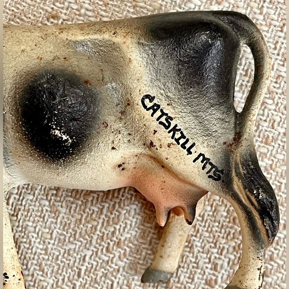 Vintage 1950’s Cast Iron Cow piggy bank. 3 inches tall. Marked Catskill Mts. - Picture 2 of 8